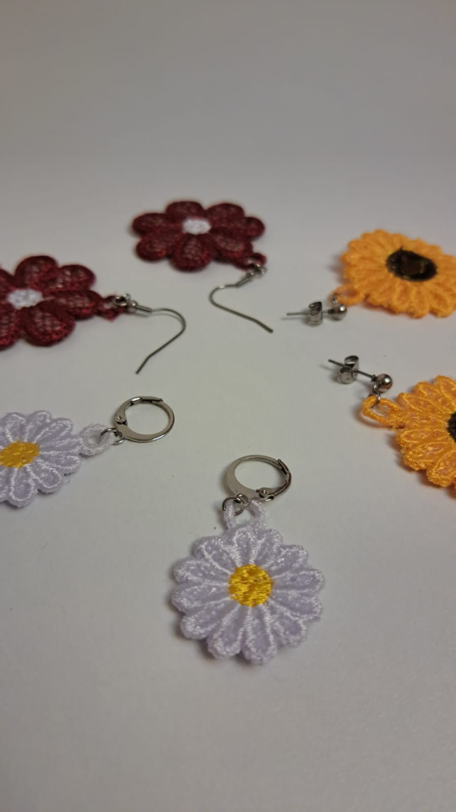 Cercei diverse modele și culori