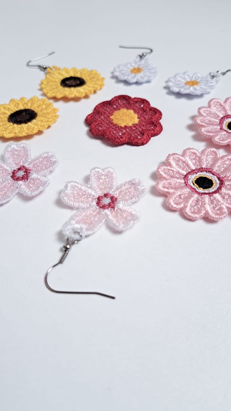 Cercei diverse modele și culori