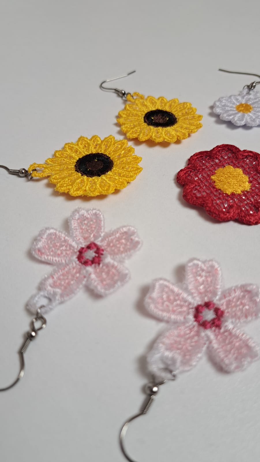 Cercei diverse modele și culori